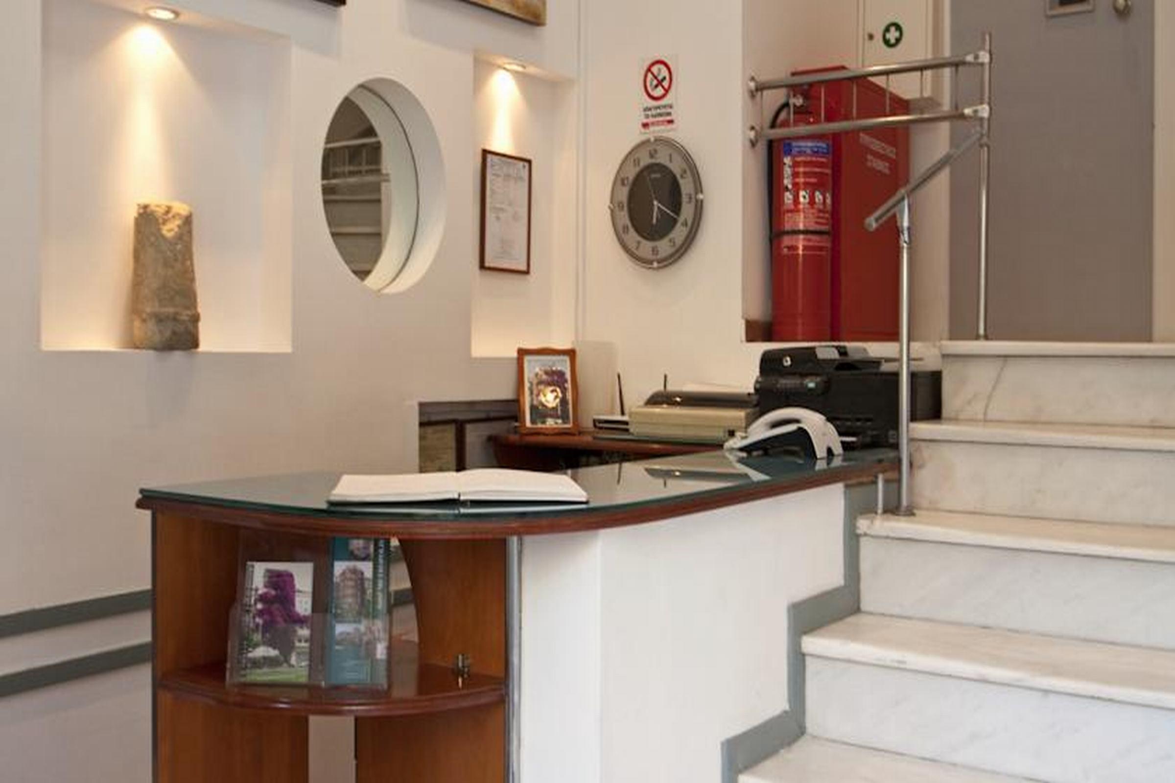 Metropolis Hotel 2*